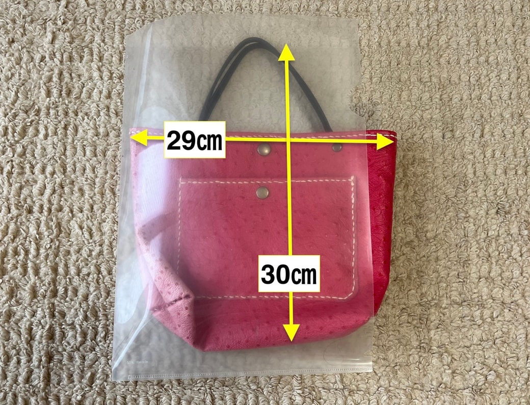 クリアファイルにカバンを入れる