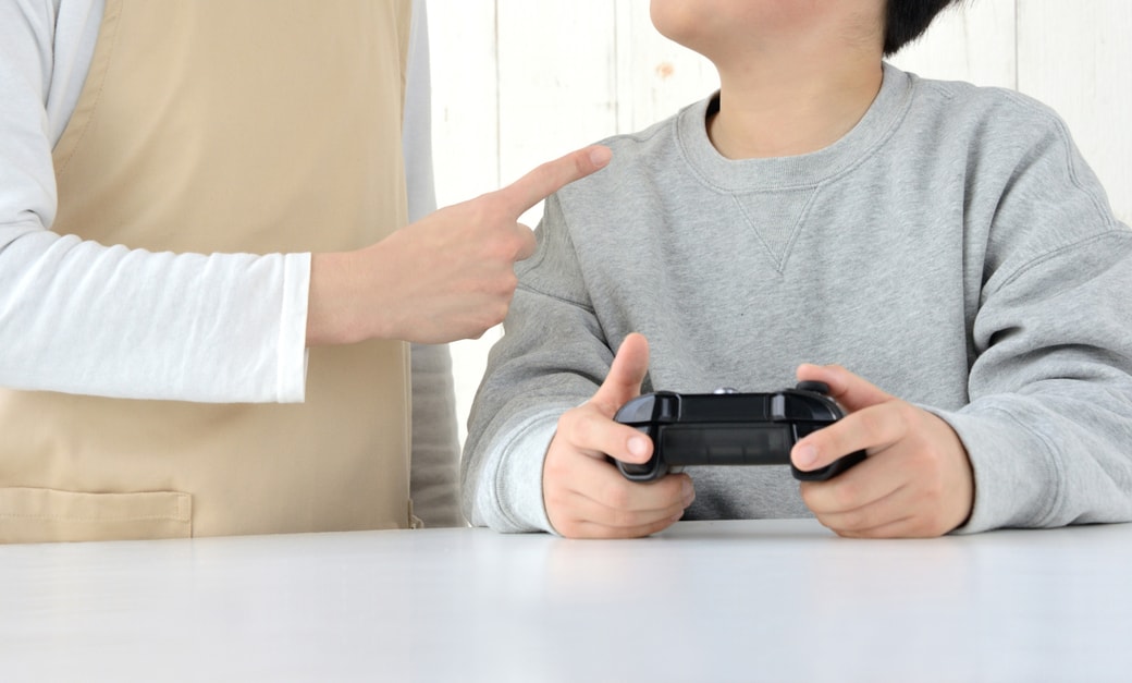 ゲームをする子ども