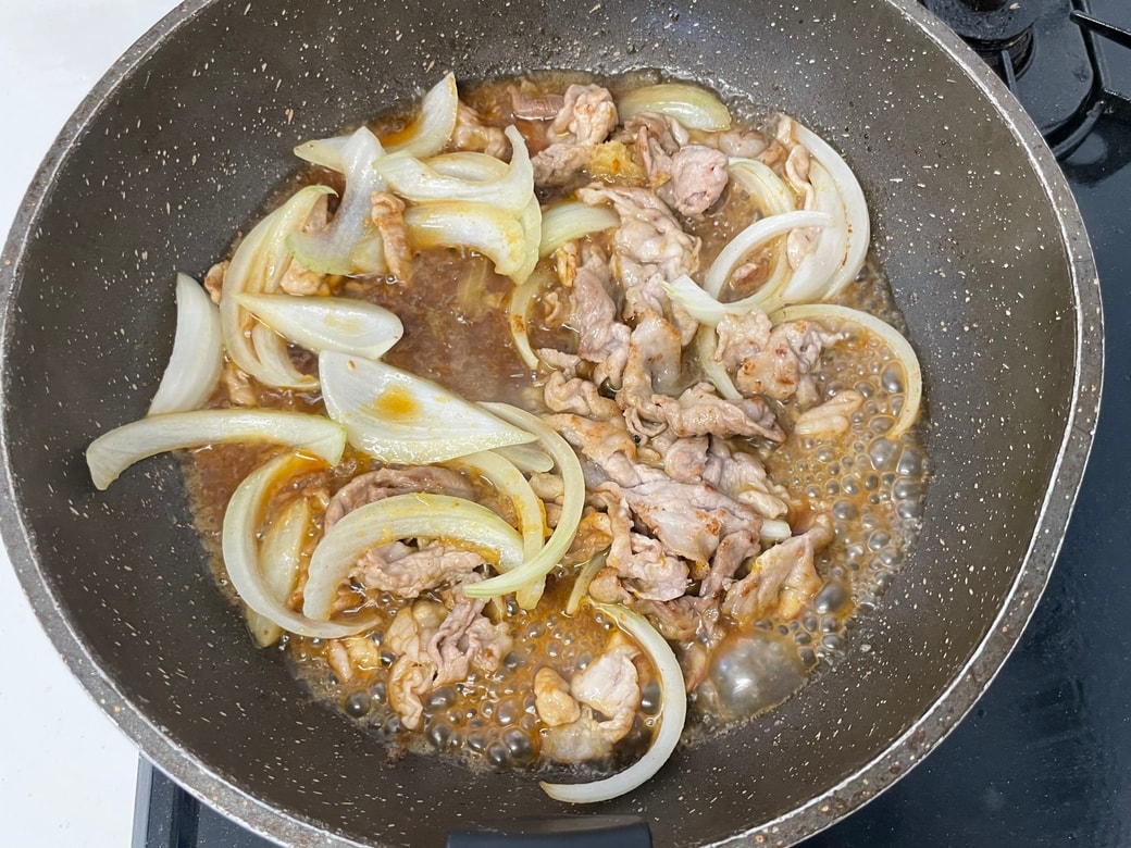 豚こまと新玉のカレーしょうが焼き