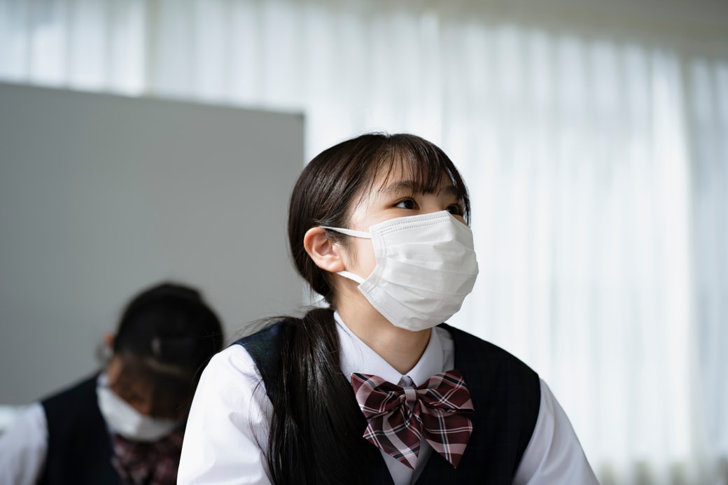 マスクをする学生