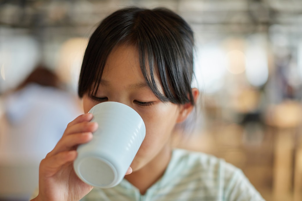 食事する子ども