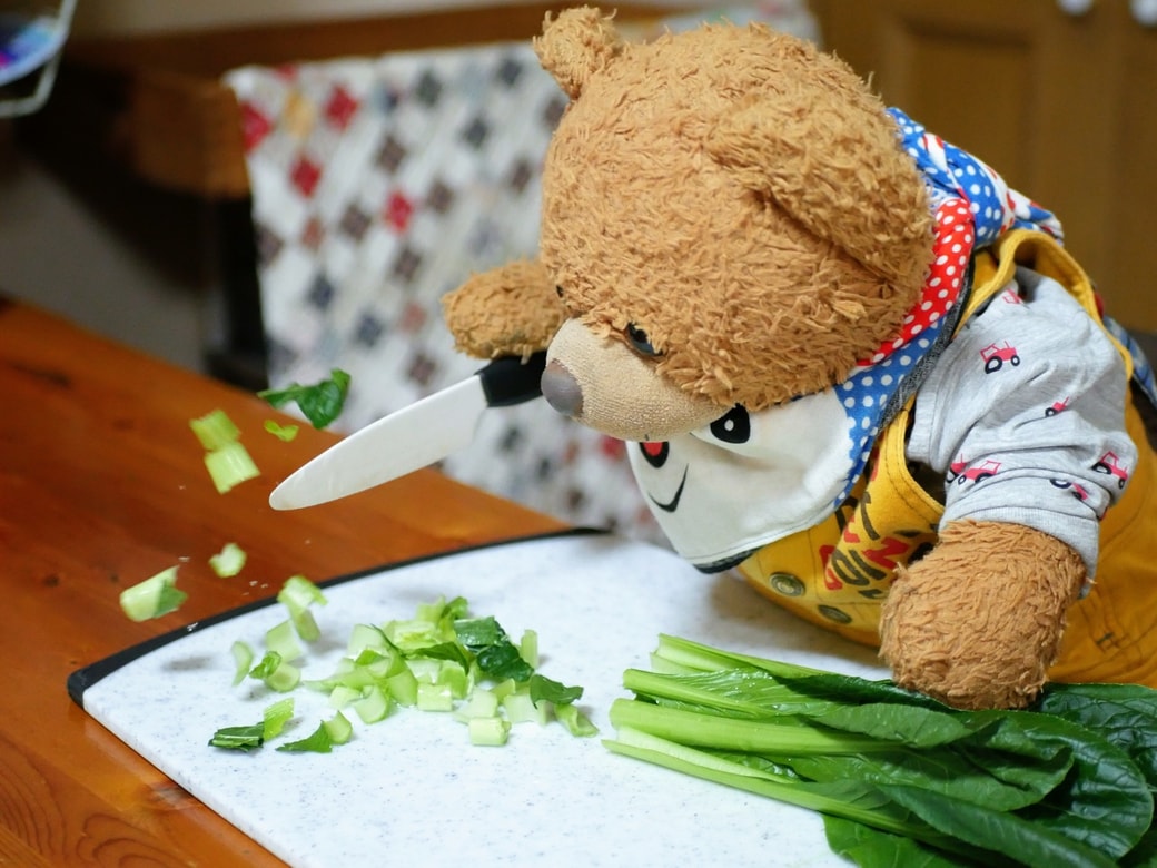 小松菜を切るくまくん