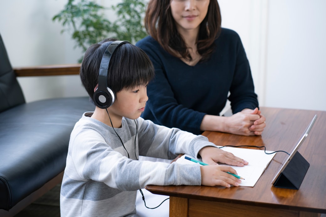 タブレットで勉強する子ども