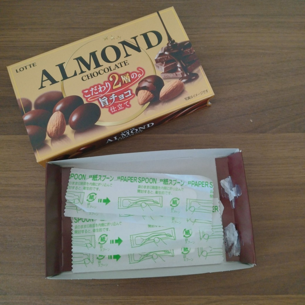 アーモンドチョコレートの空き箱に入れた使い捨てのスプーン