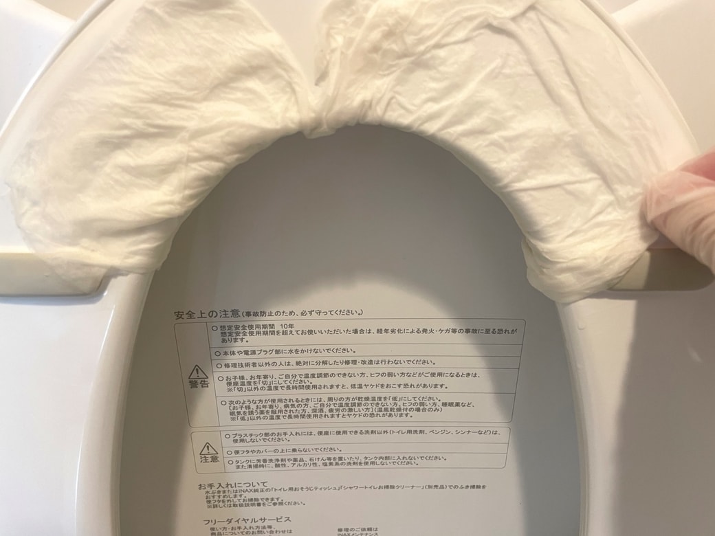 うすめたトイレハイター液を浸したペーパーを貼りつける