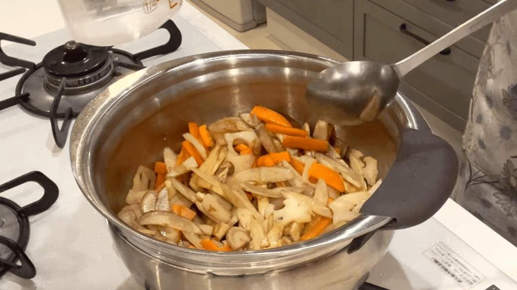 野菜を煮る鍋