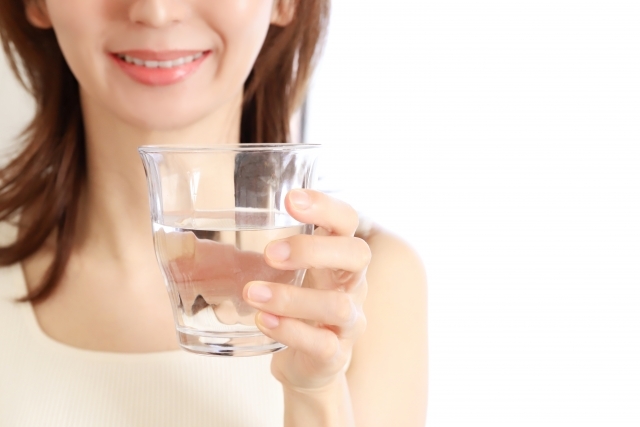 水を飲む女性画像