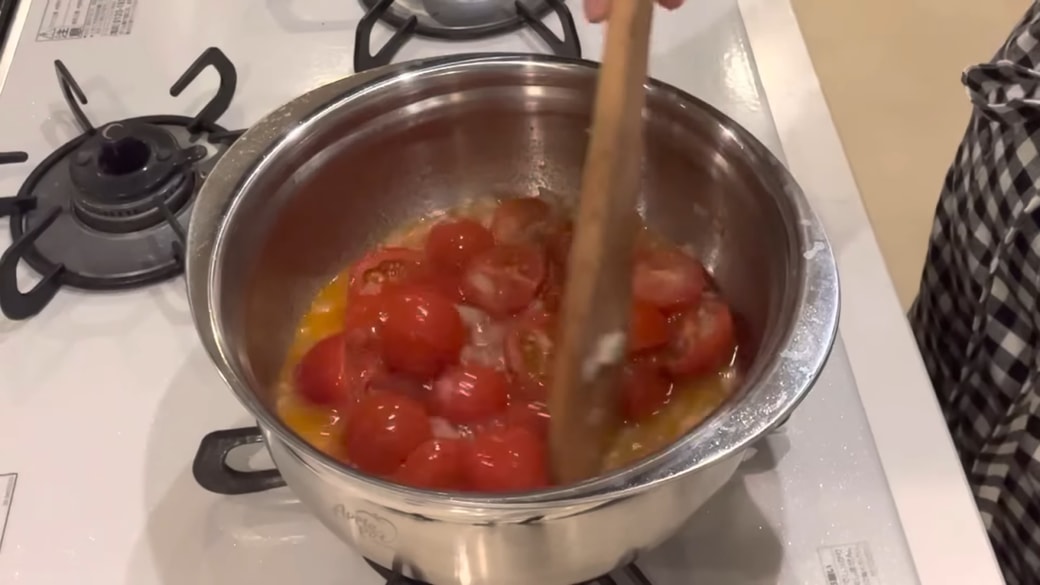 みじん切りの玉ねぎとひと口大のミニトマト、酢が入った鍋