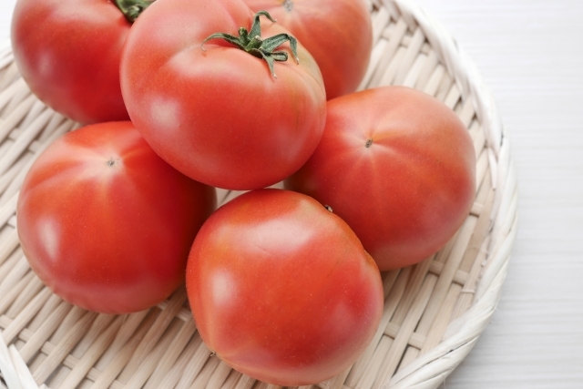 ざるに盛ったトマト