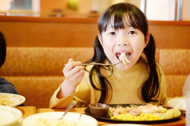 外食を楽しむ子ども