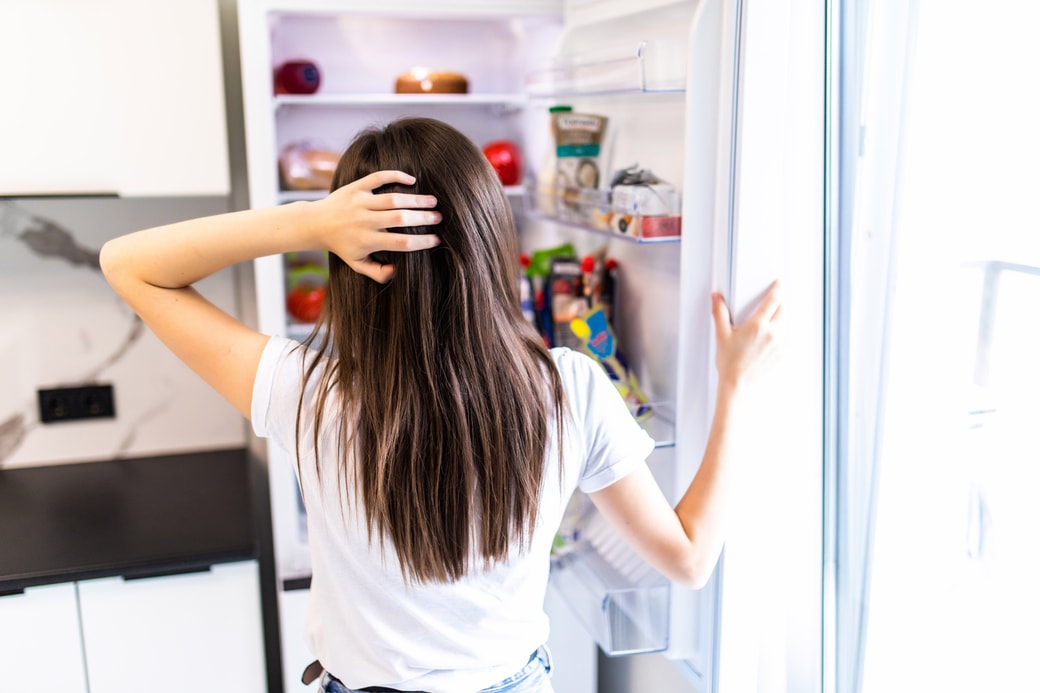 冷蔵庫を開く女性