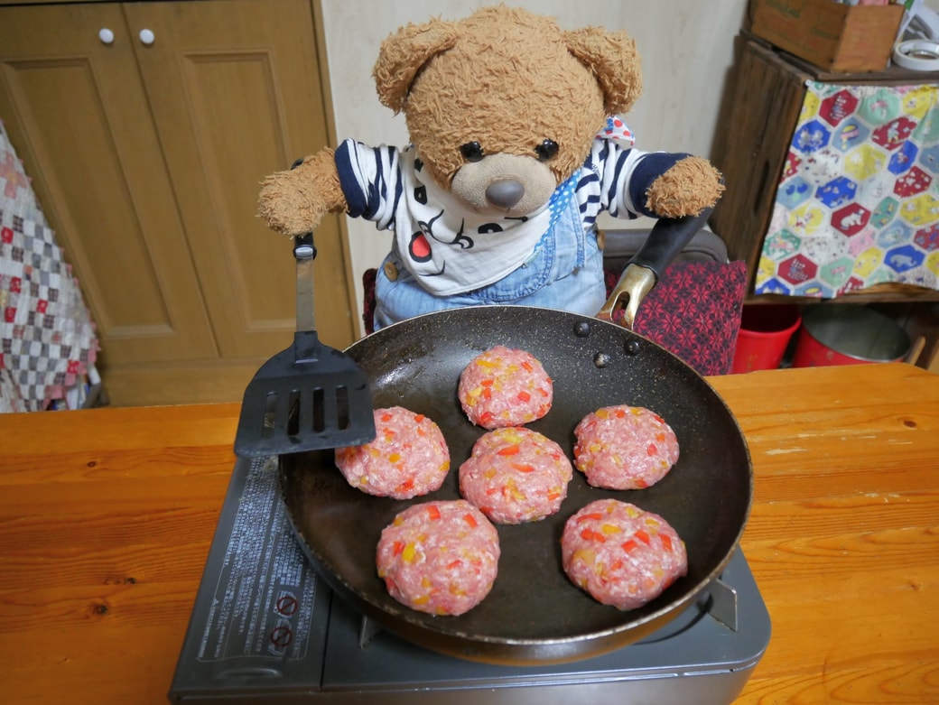 ハンバーグを焼くくまくん