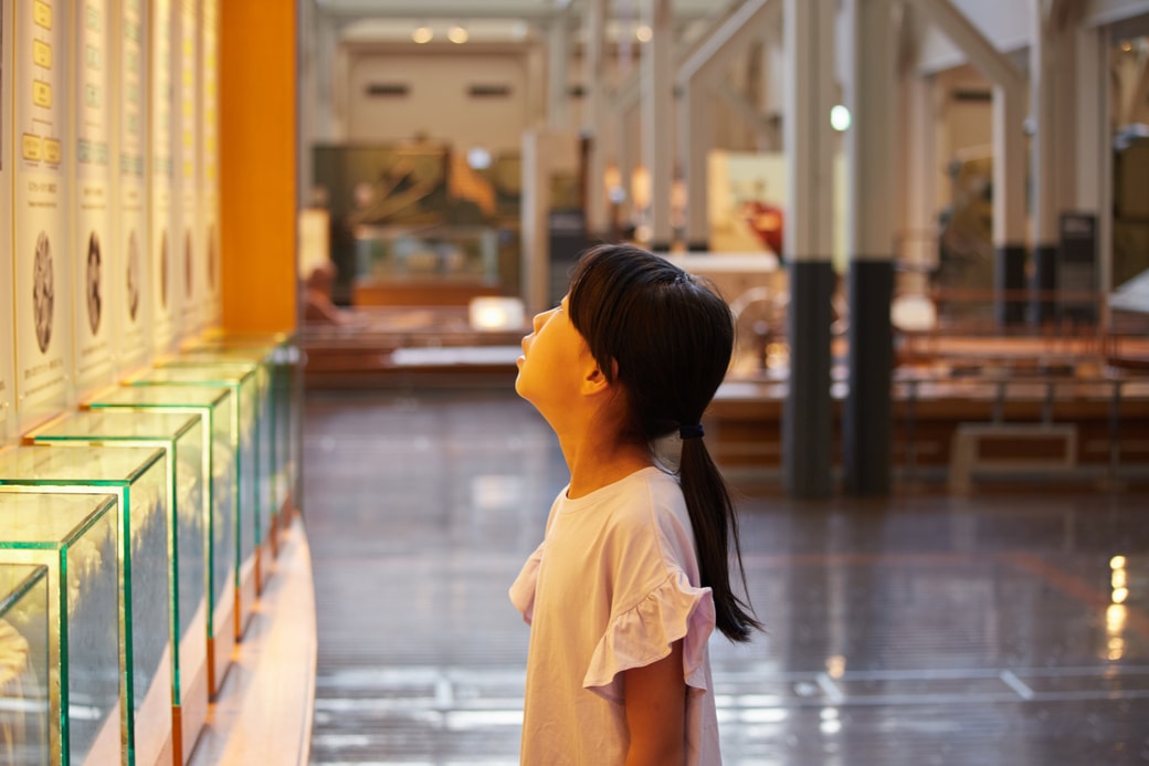 博物館にいる子ども