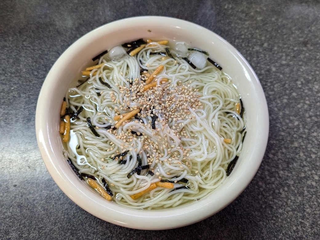 茹でたそうめんをいれて混ぜ合わせ、白ごまをかけたらできあがり！