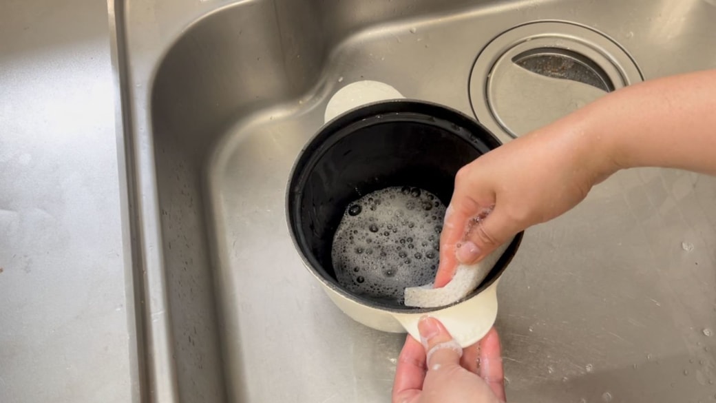 食器用洗剤で洗う