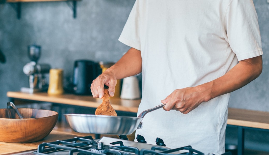 料理をする男性