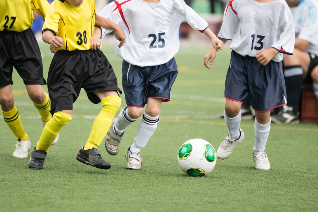 サッカーをする子ども