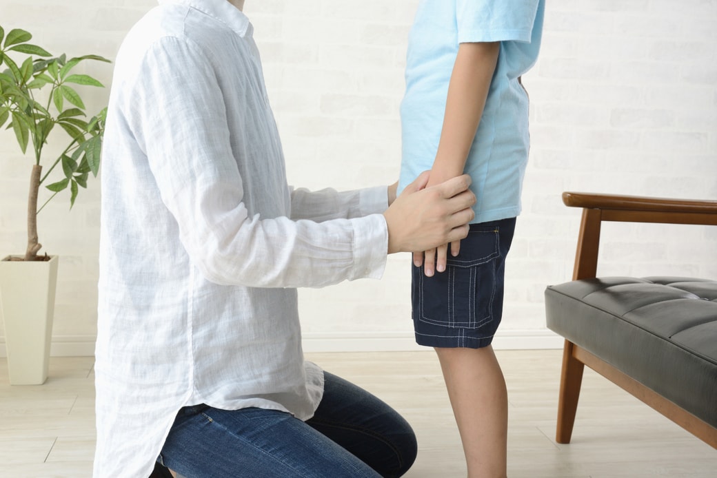 子どもと向き合う母親