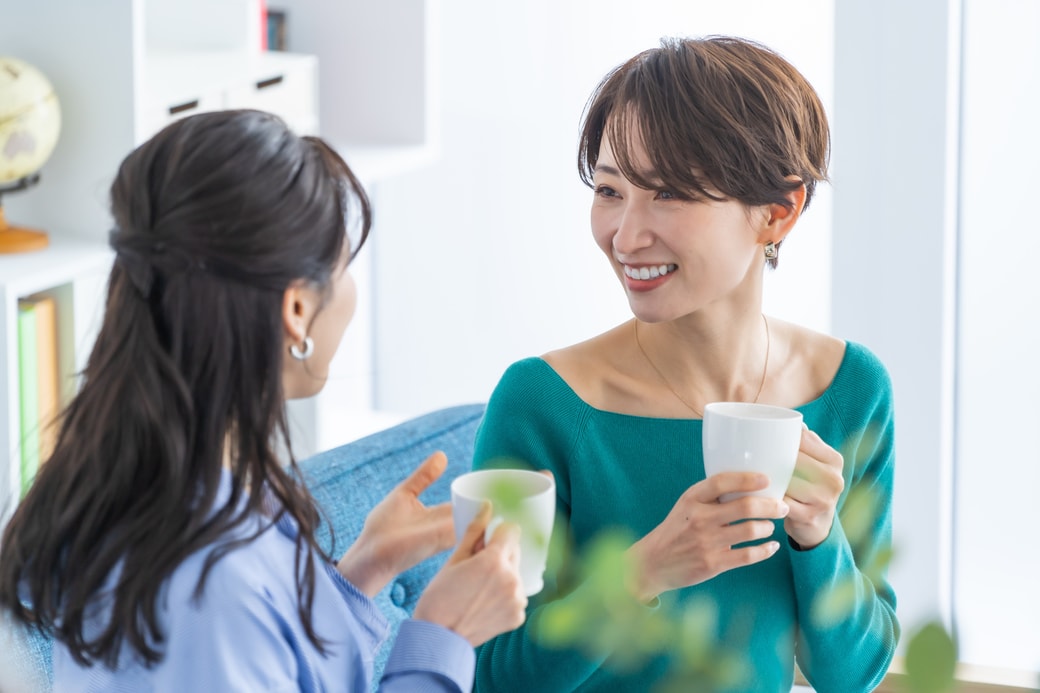 話す2人の女性