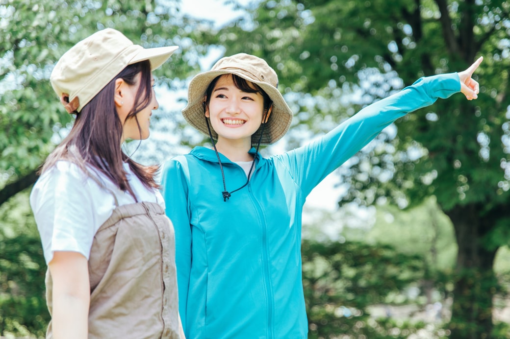 ハイキングをする女性二人