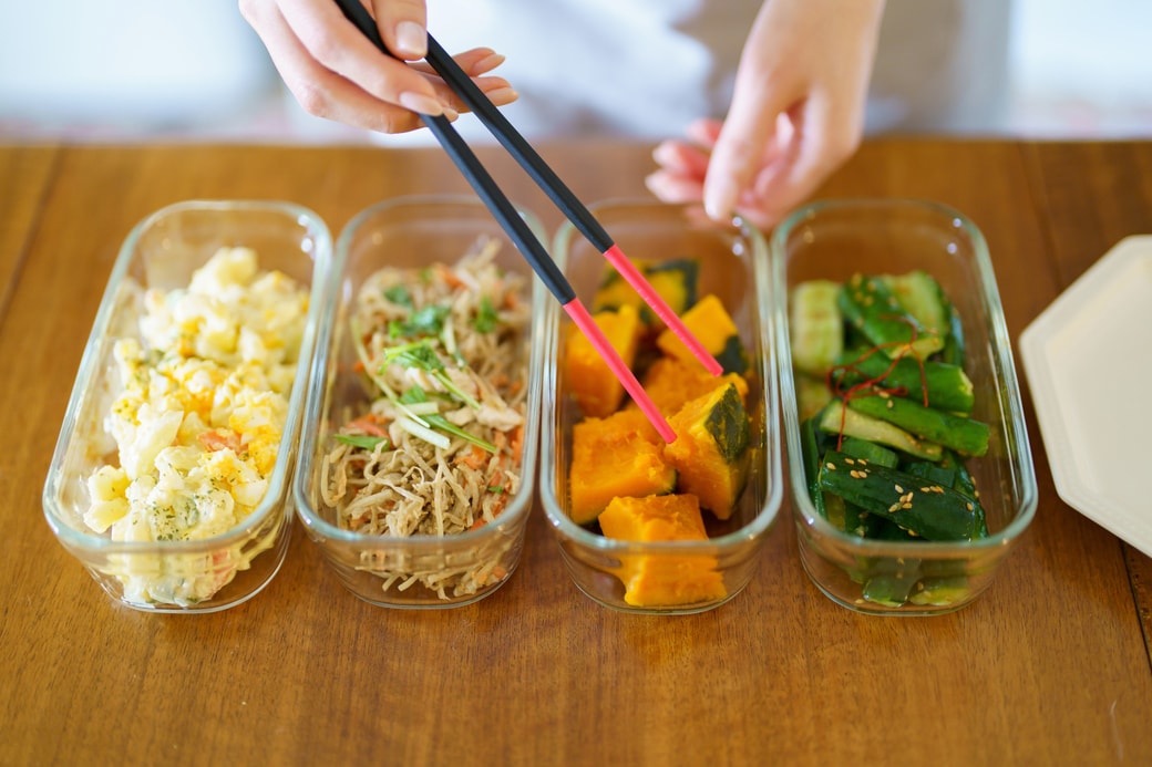 1.つくり置き：気温が高く日持ちしないので、早く食べ切らないと腐る可能性がある