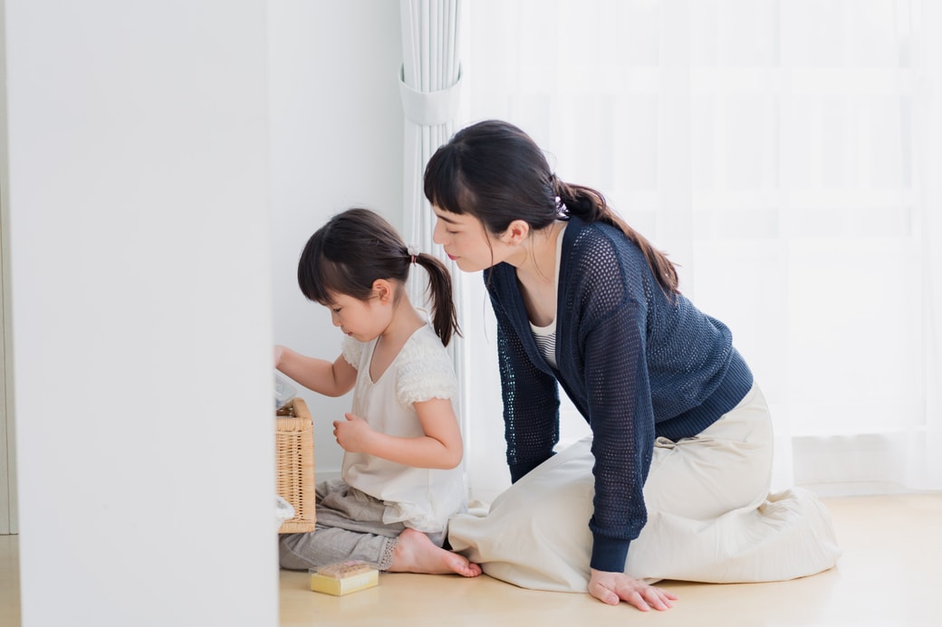 遊ぶ子どもと保護者