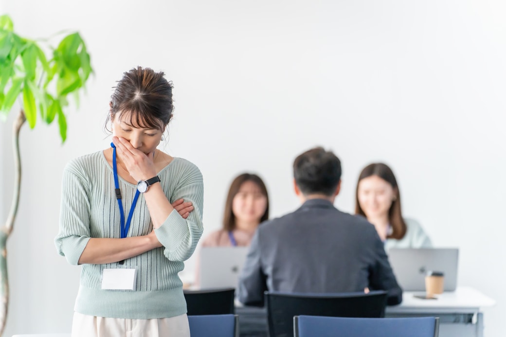 職場で悩む女性