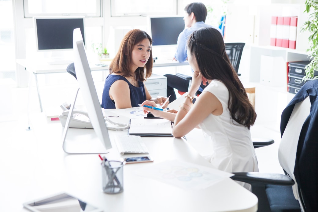 職場で話す女性