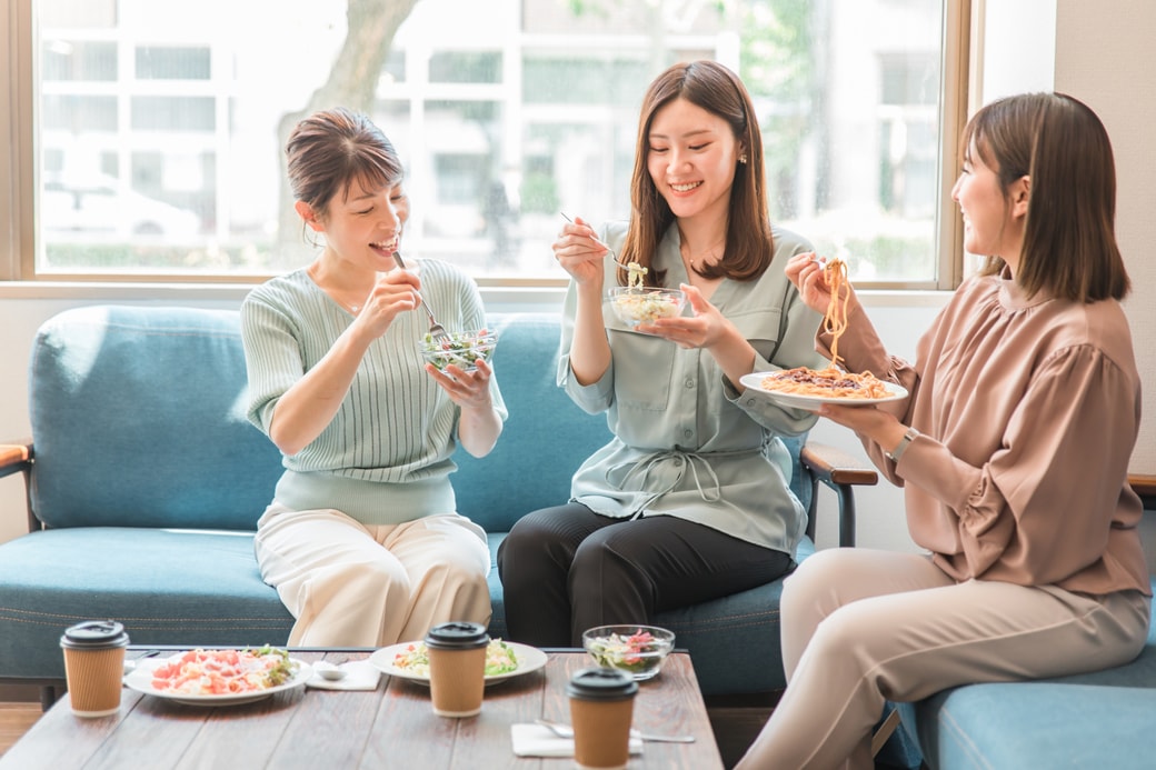 お茶をする女性