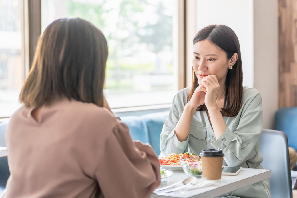 話す女性