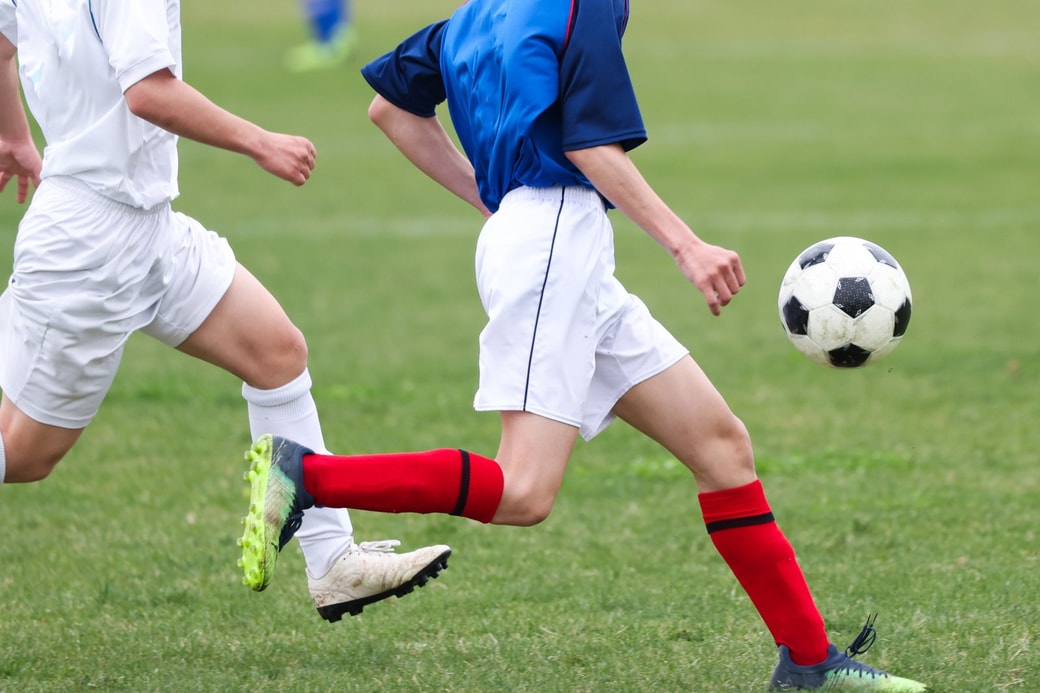 サッカーをする子ども