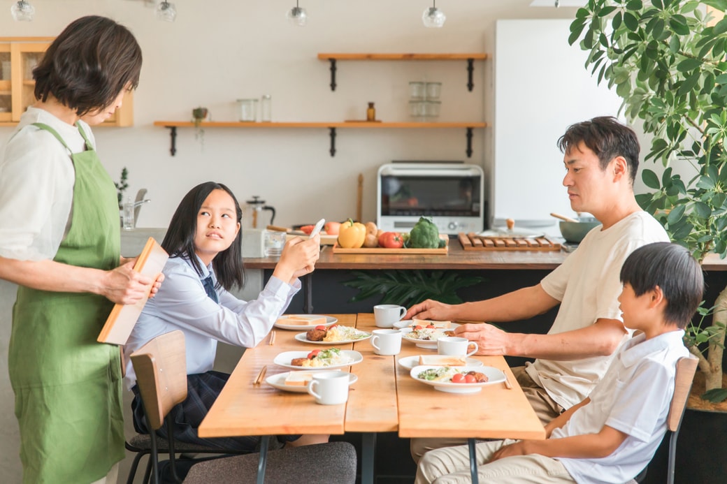 会話する家族