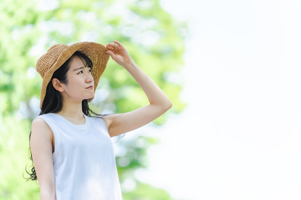 日向にいる女性