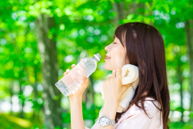 水分補給する女性