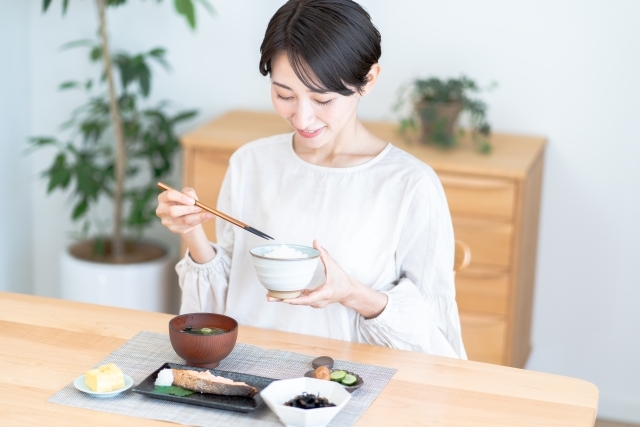 栄養補給する女性