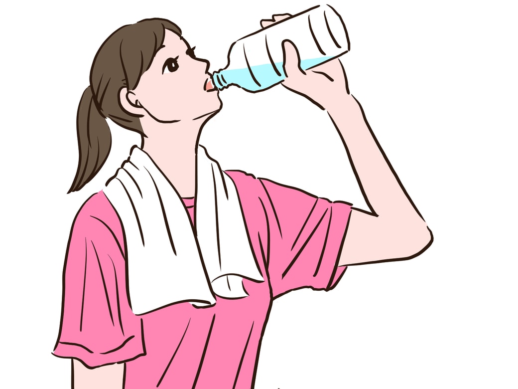 スポドリを飲む女性