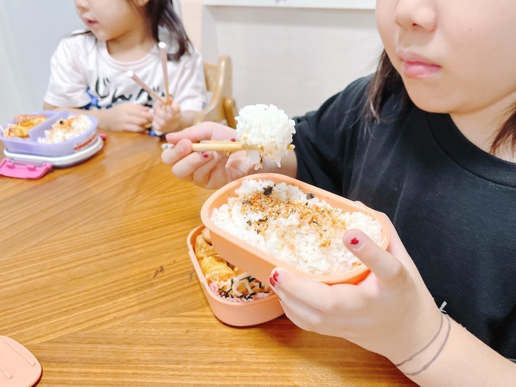 お弁当を食べている子ども