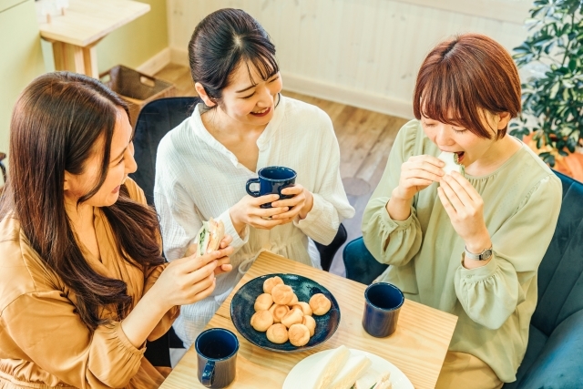 心を許せる相手と話をする女性