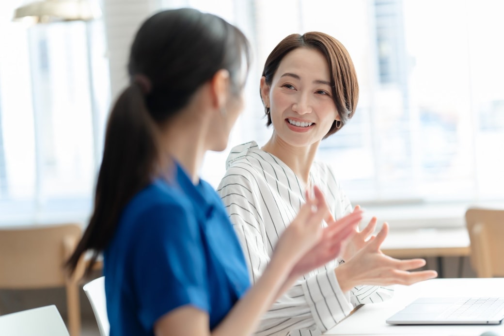 会話する二人の女性