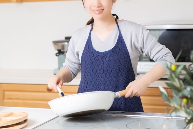 料理する女性