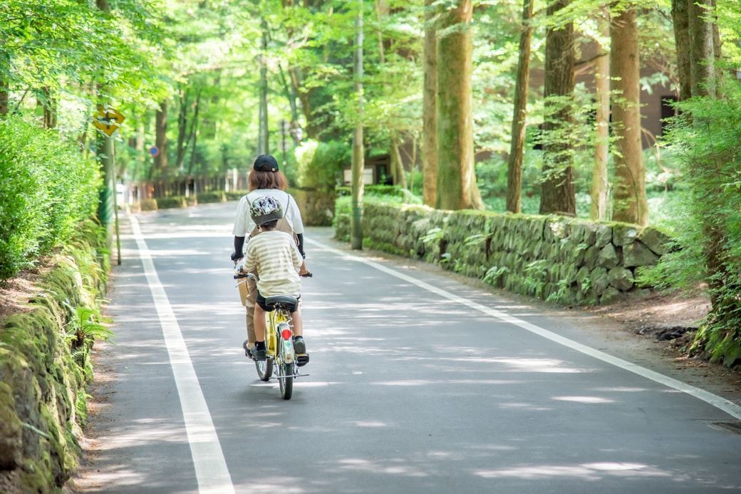 自転車に乗る親子