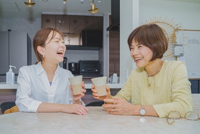 話しやすい相手に相談する女性