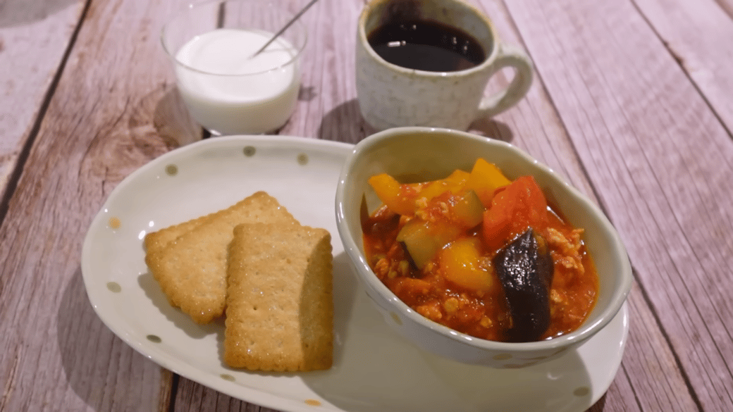 夏野菜と鶏ひき肉のトマト煮を盛りつけた洋食の朝食