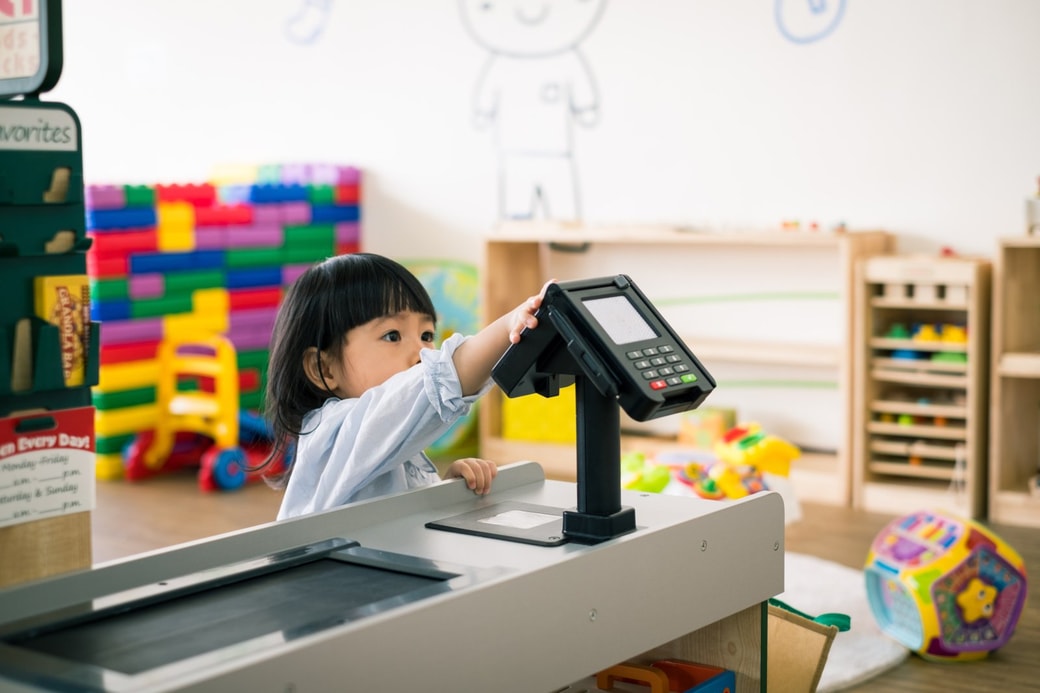 カード決済する子ども