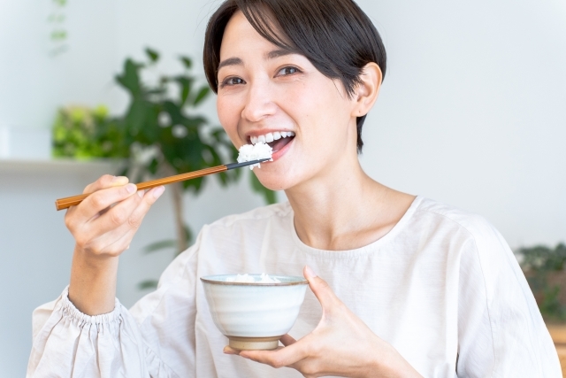 ご飯を食べる女性