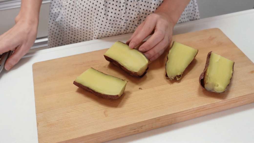 縦半分にカットした焼き芋