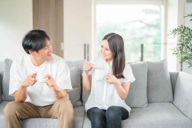 並んでコーヒーを飲む男女