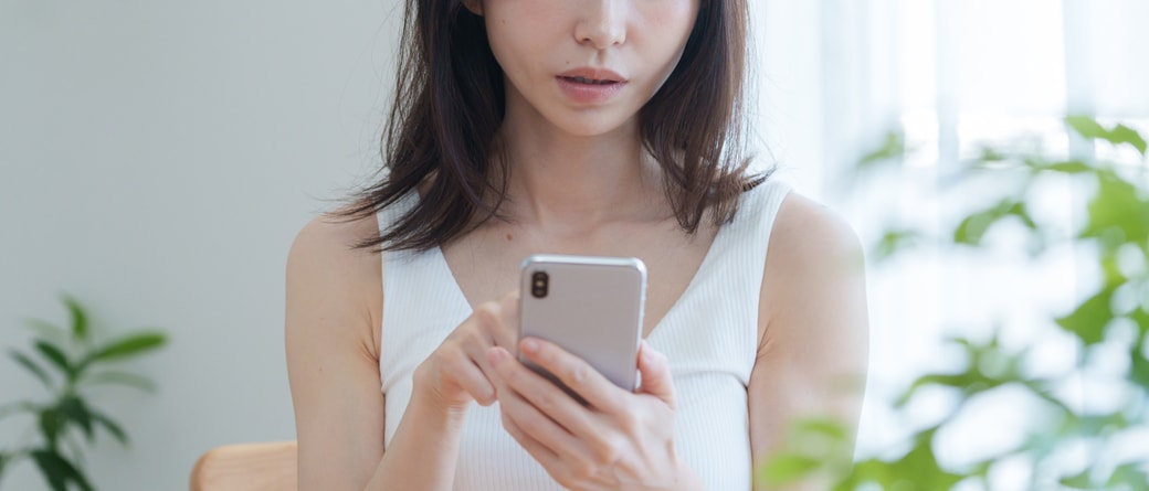 スマホを見る女性