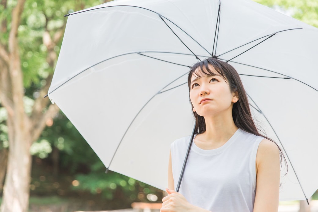 傘をさす女性