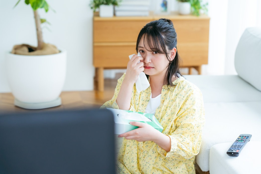 映画を見て泣く女性